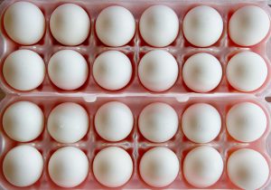 (FILES) Eggs sit in an egg carton in Washington, DC, August 19, 2010. A massive recall of eggs possibly tainted with salmonella bacteria is now at more than half-a-billion and could grow, the top US food safety official said August 23, 2010. "It is the largest egg recall that we've had in recent history," Margaret Hamburg, head of the US Food and Drug Administration (FDA), told NBC television. AFP PHOTO / Saul LOEB TELETIPOS_CORREO:%%%,%%%,,